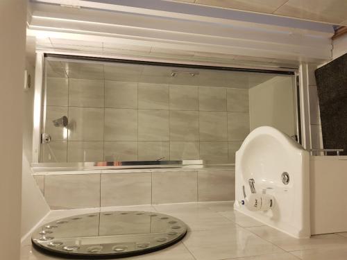 都柏林KGT House的浴室配有淋浴和卫生间。