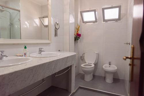 得土安VILLA MATI Maison D'hôtes的白色的浴室设有2个盥洗盆和1个卫生间。