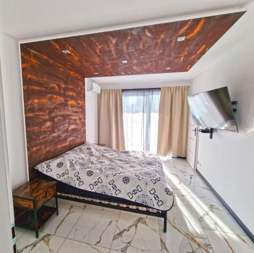奥古斯图Apartamenty nad jeziorem Białym KA-BOATS的一间卧室配有一张壁画床