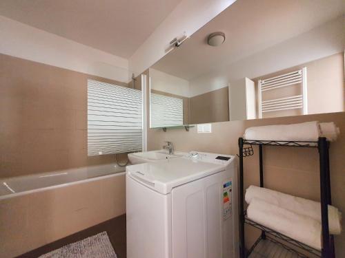 维也纳Near Lake Stylish & Fully Furnished Apartment的小型浴室设有水槽和浴缸。