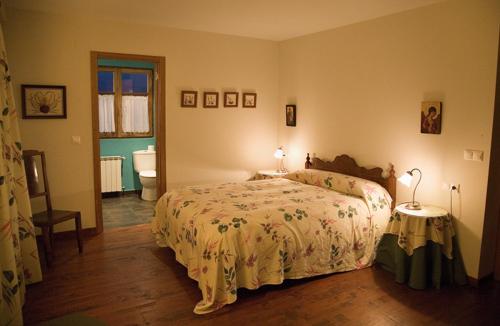 卡鲁塞多佩雷利纳乡村民宿的一间卧室设有一张床和一间浴室。