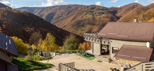 Muntele ReceAmonte Mountain Resort的享有山居背景的景色