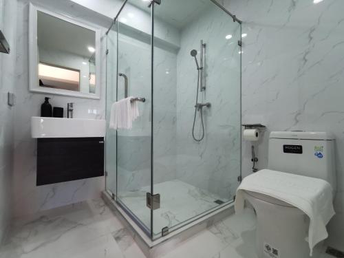 曼谷ABC@48 Hotel & Service Apartment的带淋浴、卫生间和盥洗盆的浴室