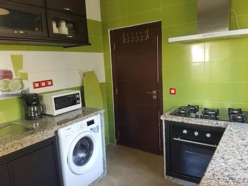 卡萨布兰卡Nice Apartment For Families- Bd Ghandi- Casablanca的厨房配有洗衣机和微波炉。