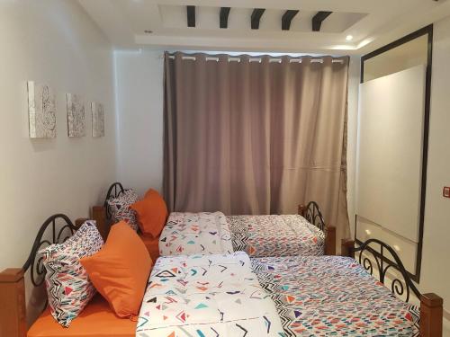 卡萨布兰卡Nice Apartment For Families- Bd Ghandi- Casablanca的卧室内两张并排的床