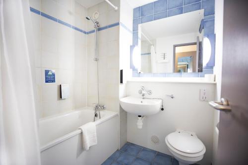 华盛顿钟楼华盛顿酒店的白色的浴室设有水槽和卫生间。