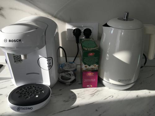 萨图马雷Magic Mirror的厨房柜台配有咖啡壶和搅拌机