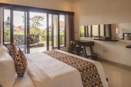 乌布Divara Ubud的一间卧室设有一张大床和一个窗户。