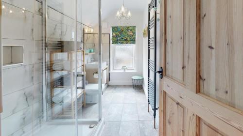 曼斯菲尔德Princely House Corporate, business & family Home的一间带卫生间和玻璃门的浴室