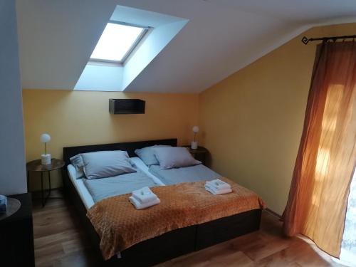 GelnicaPenzión Turzov的一间卧室配有一张床,上面有两条毛巾