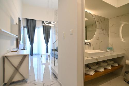 斯塔夫罗斯瑞西欧斯酒店的一间带水槽和镜子的浴室