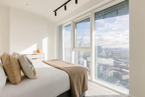 伦敦CitySpace Acton的卧室设有白色的床和大窗户