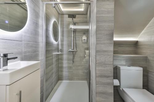 谢菲尔德Large, Modern Apartment with En-suites, Wifi, Parking by Ark SA的带淋浴、卫生间和盥洗盆的浴室