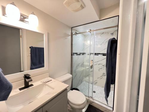 米西索加Beautiful Vacation Home near Toronto Airport的带淋浴、卫生间和盥洗盆的浴室