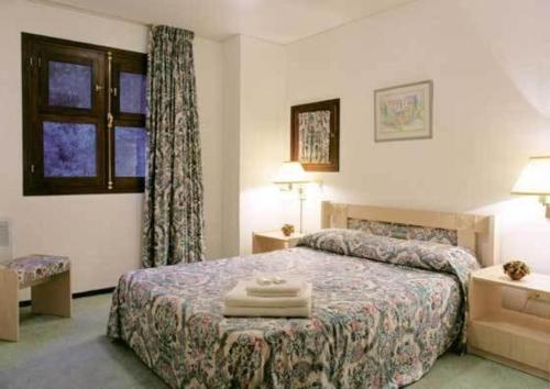 埃斯特角城Rincon del Este的酒店客房设有床和窗户。
