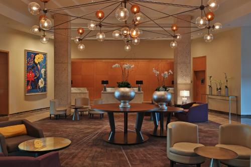 迈阿密多罗尔西迈阿密洲际酒店的大堂设有桌椅和吊灯。