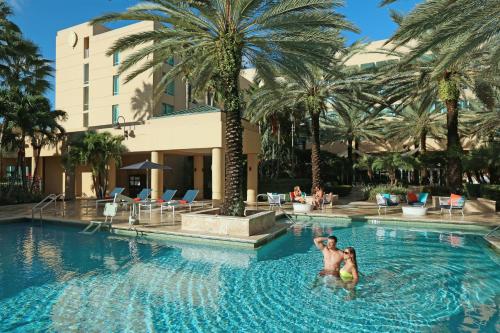 迈阿密多罗尔西迈阿密洲际酒店的两人在度假村的游泳池游泳