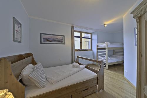 萨梅丹Chesa Domiziana - Samedan的一间小卧室,配有一张床和一张双层床