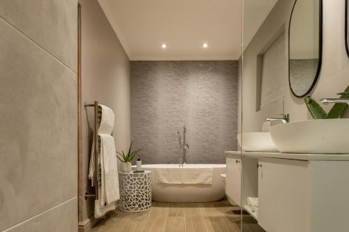 斯泰伦博斯Villa Stellenbosch的浴室配有白色浴缸和水槽