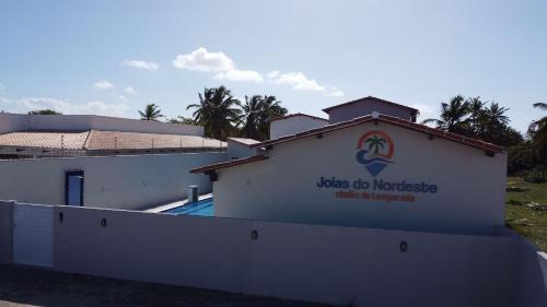托鲁斯Joias do Nordeste - Chalés para Temporada的带有读物的标志的建筑,无处可寻