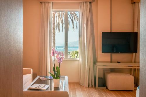 东塞斯特里Miramare Suites的客厅设有海景窗户。