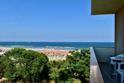 利多克拉西阿斯特酒店的从大楼的阳台上可欣赏到海滩景色