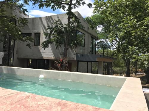 圣洛伦索La Nube - San Lorenzo的房屋前有游泳池的房子