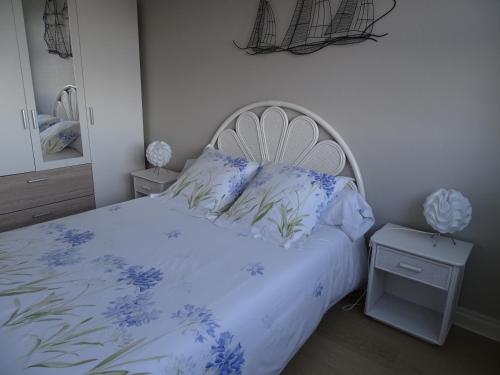 卡纳克海滩Résidence Port an Dro的一间卧室,床上摆放着蓝色鲜花