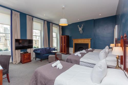 爱丁堡弗雷德里克街53号酒店的一间酒店客房,设有两张床和电视