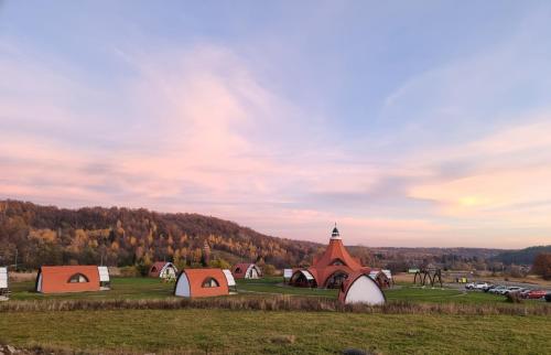 弗勒希察Hunnia - Huntanya的一群帐篷和一座田野上的教堂