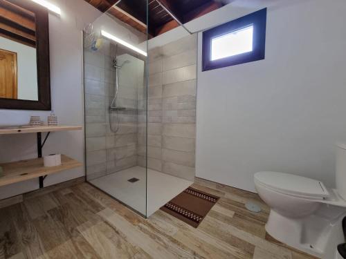纳萨雷特Habitacion Alunita的带淋浴和卫生间的浴室