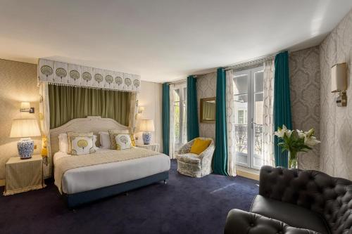巴黎Chalgrin Boutique Hotel的一间卧室配有一张特大号床和一把椅子