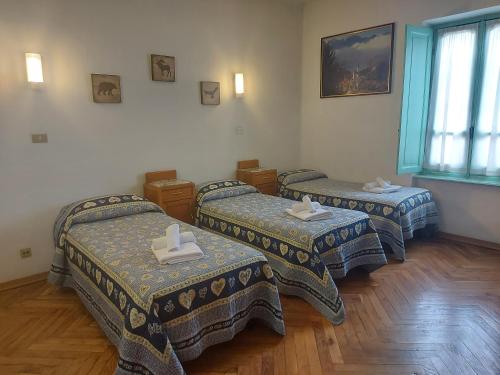 巴多尼奇亚斯玫蕾酒店的一间房间,有三张床
