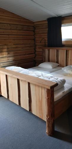 HammarstrandAmmeråns Fiskecamp的客房内的一张双层床