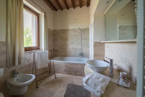 博恩孔文托Villa Fragranza - Homelike Villas的浴室配有盥洗盆、卫生间和浴缸。
