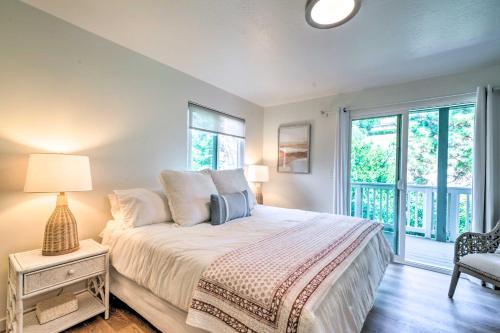 萨默兰Cozy Cali Condo, Walk to Summerland Beach!的一间卧室配有一张带灯和窗户的床
