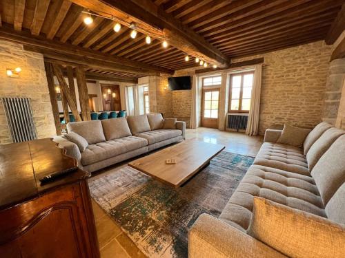 Chassagne-MontrachetLa Bastide De Chassagne-Montrachet的带沙发和咖啡桌的客厅