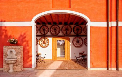 马尔孔Agriturismo Fondo Gioconda的一座橙色墙壁建筑的入口