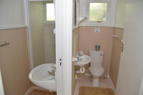 自然谷Kostaplenti的一间带水槽和卫生间的小浴室