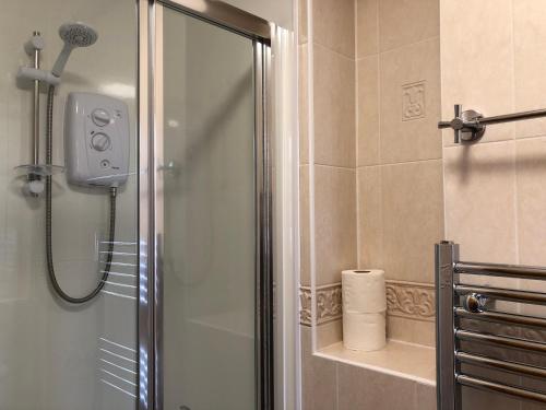 威廉堡酿酒厂宾馆的浴室里设有玻璃门淋浴