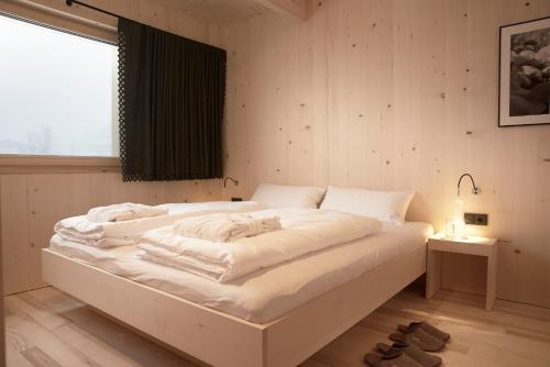 梅劳伊士棱度假屋的窗户客房内的一张大白色床