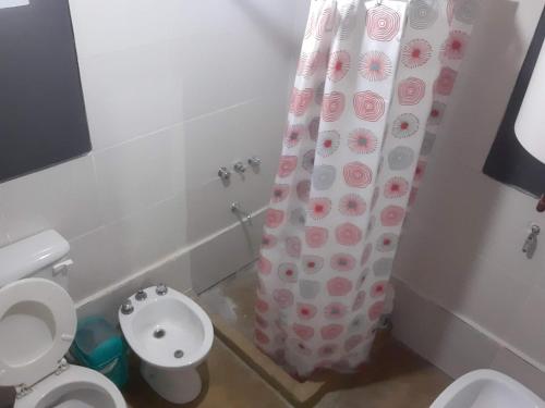 CochunaDon Marcos - Las Estancias de Aconquija的一间带卫生间和淋浴帘的浴室