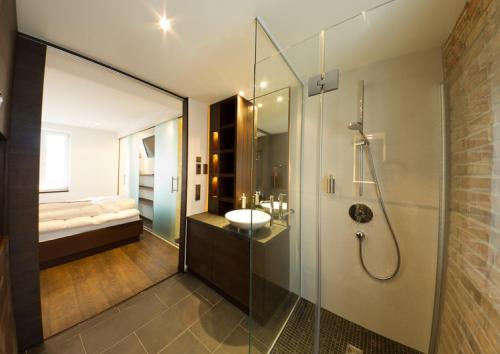 瓦尔内明德瓦尔内明德林格尔纳茨酒店的一间带玻璃淋浴和水槽的浴室