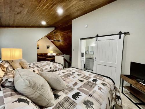 榉木山Apres’ Chalet的一间卧室配有两张床和电视。