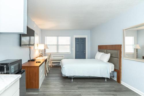 克利尔沃特Echo Sails Motel的酒店客房带一张床和一个厨房