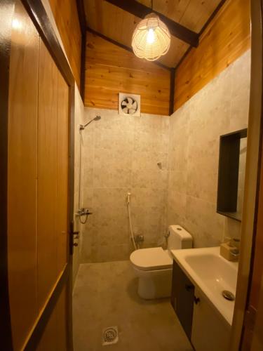 As Sayl aş Şaghīrبلفيو كوخ的一间带卫生间和水槽的浴室