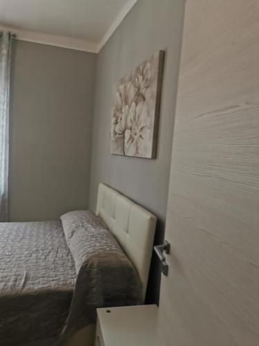 亚历山德里亚Splendido appartamento in zona centrale的一间小卧室,配有床和窗户