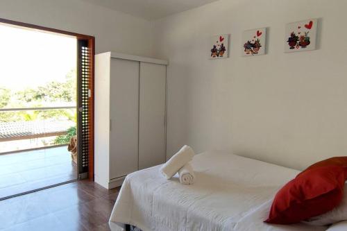卢那欢纳Hermosa casa de campo vacacional La Estancia de Lunahuaná的白色的卧室设有床和大窗户
