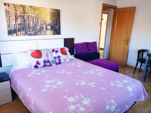 特拉萨拉卡萨公寓的一间卧室配有紫色床和紫色毯子