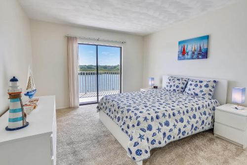 克利尔沃特Bayshore Yacht & Tennis 314的一间卧室设有一张床和一个大窗户